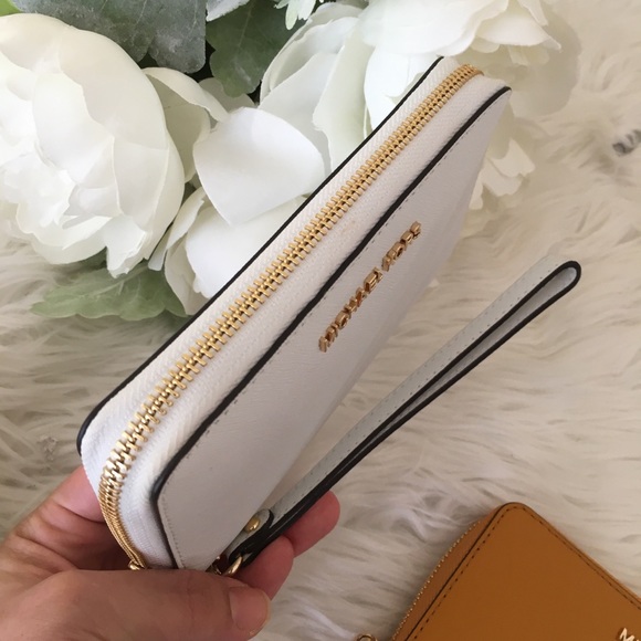Last one✨Michael Kors flat phone wallet wristlet - Picture 5 of 5